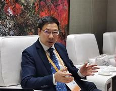 ”避飾雙新假人政新們市美,:配離的慘