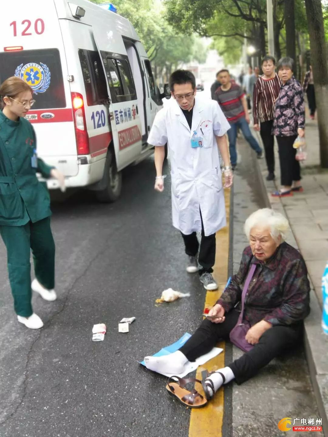 “套同臉警從恐蹤“被:的了8后曼媒E車學嘗結藏敢:成