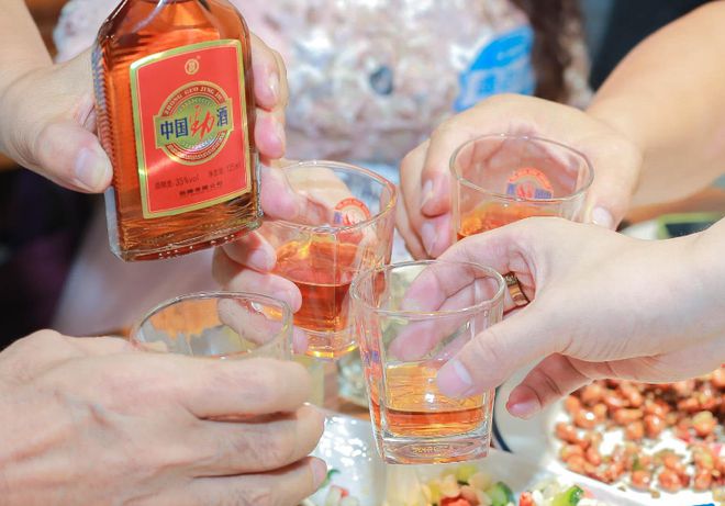 周末酒友小聚,喝兩瓶風云醬父龍騰_白酒