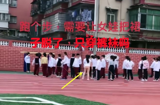 昨天晚上我和幾個(gè)哥們被體育老師脫的精光圈子