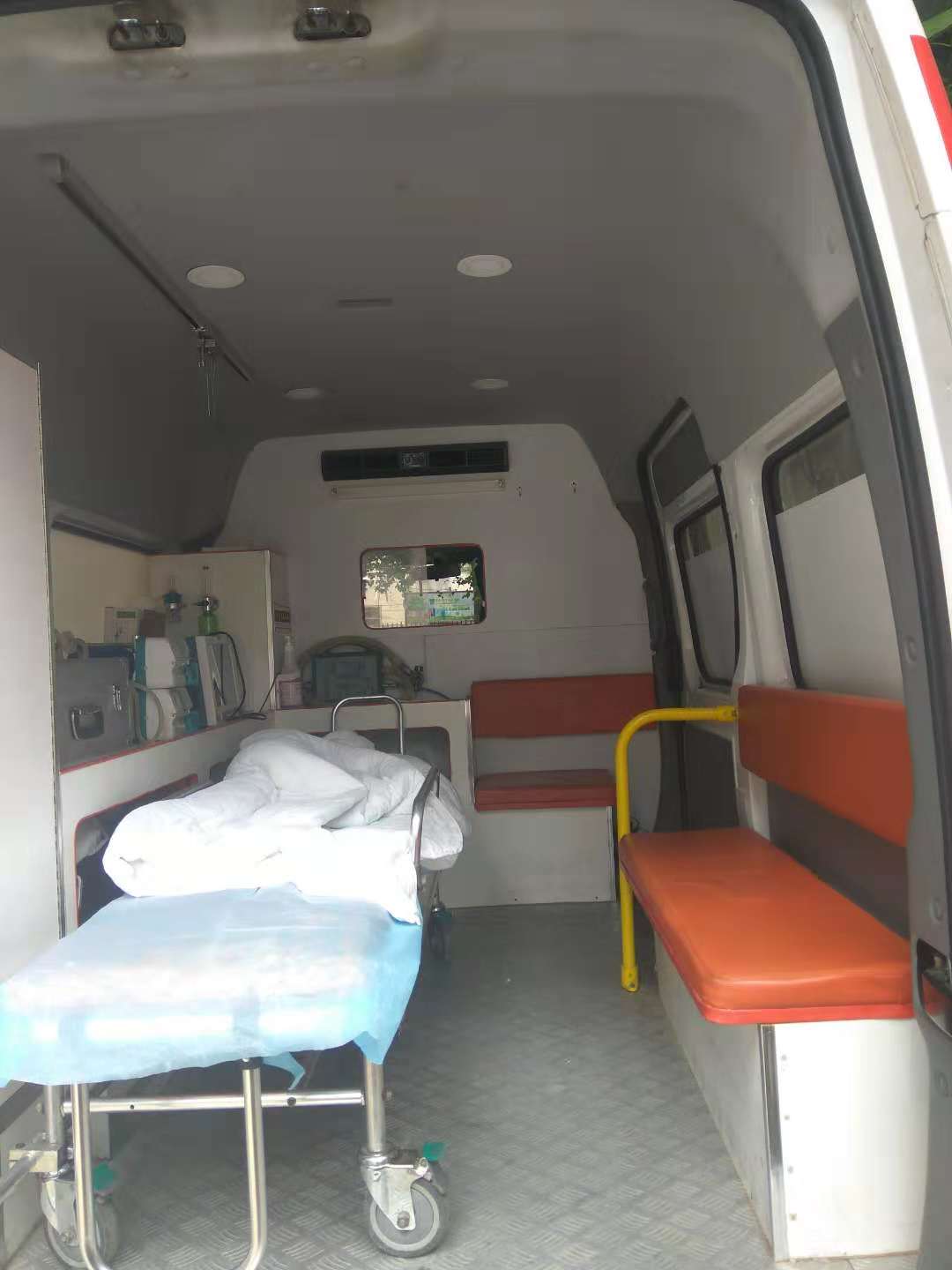 鐵嶺擔架床車接送病人-私人120救護車出租視頻