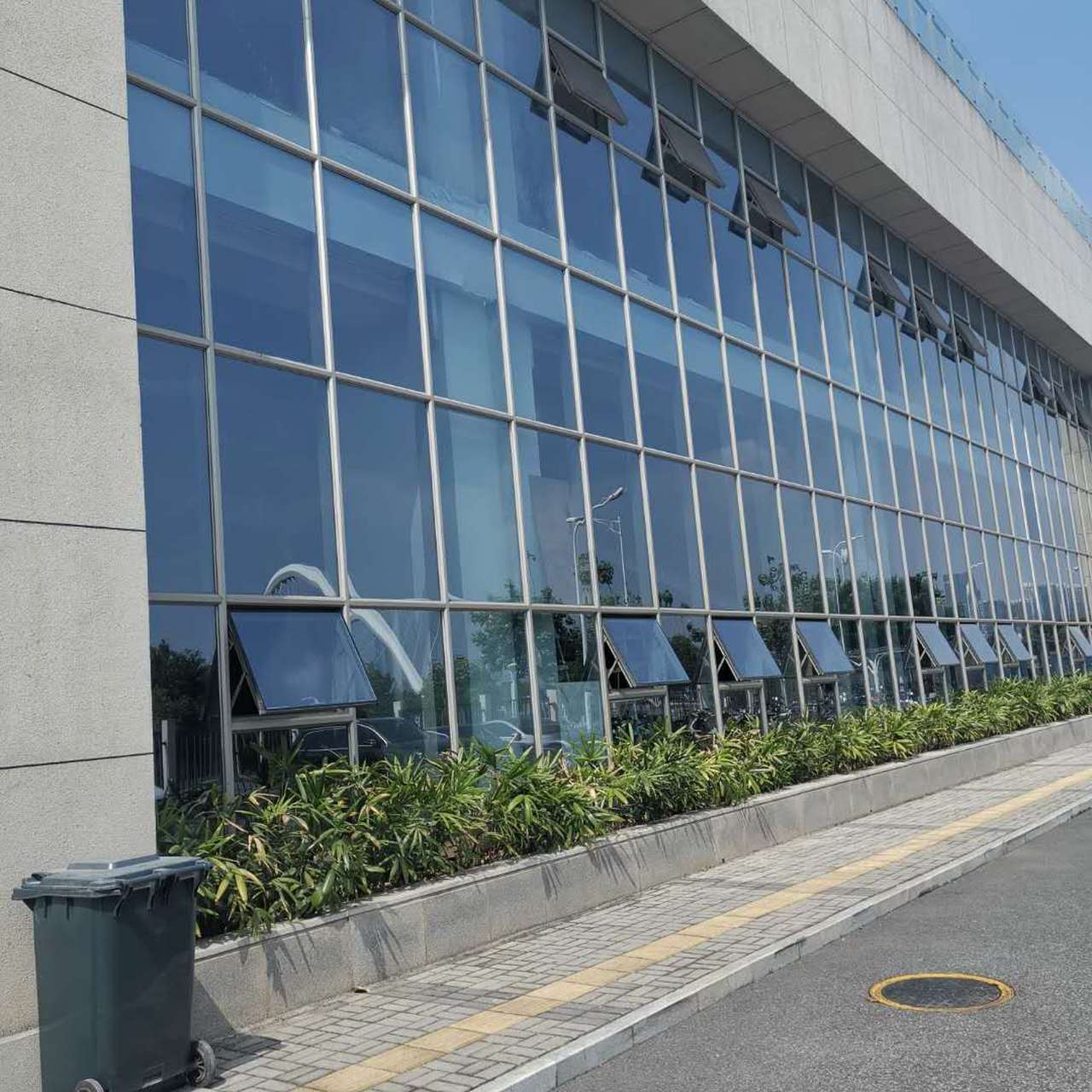 全玻璃幕墻是什么意思,全都是玻璃嗎?