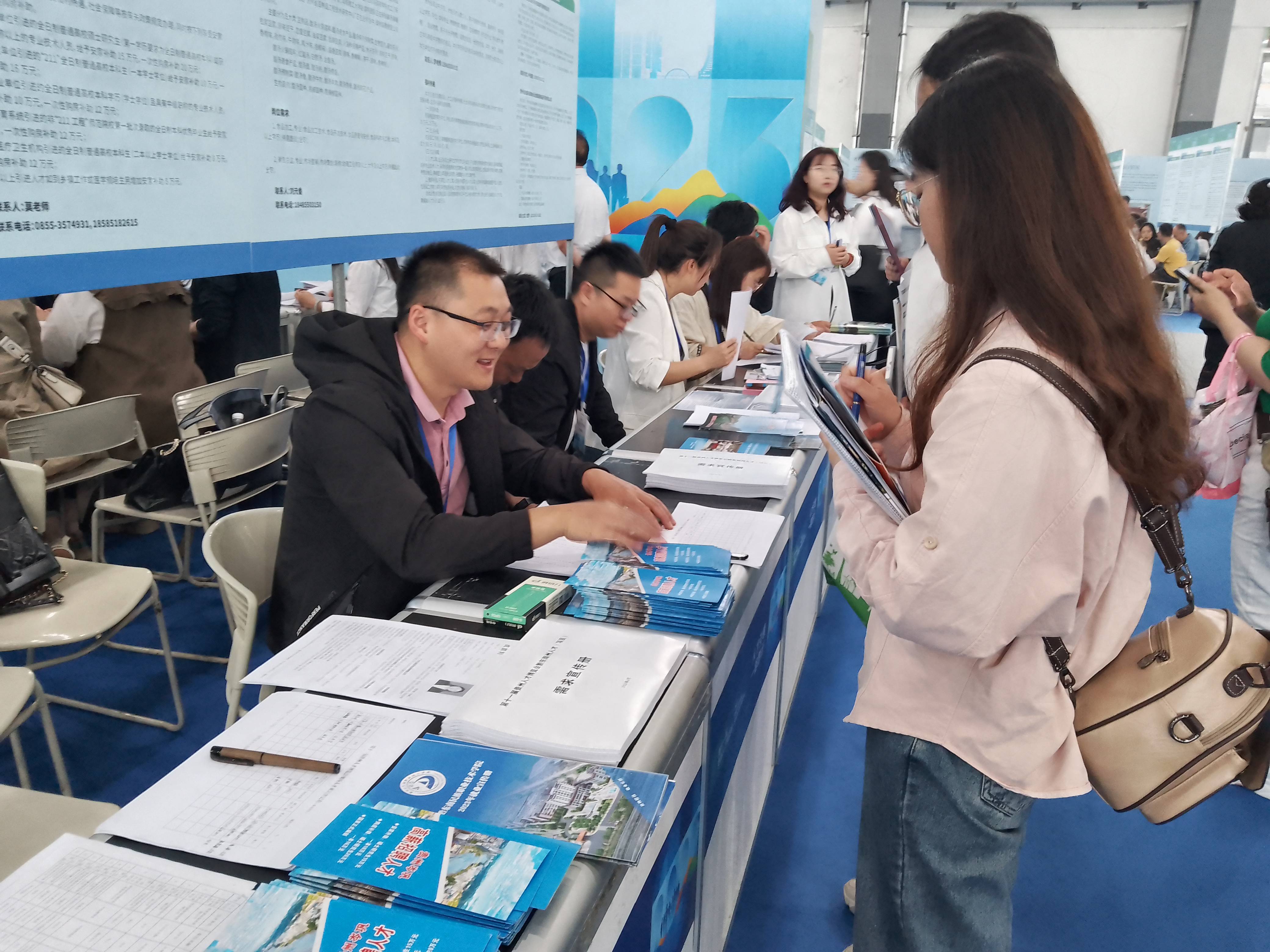 欽州市欽北區人才市場:人才交流服務,組織人才交流洽談