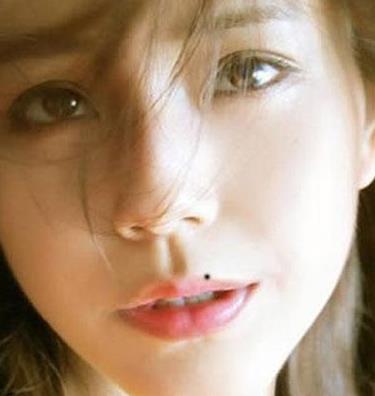 女人流淚痣相傳說這類女生特別愛哭鼻子,有點多愁善感