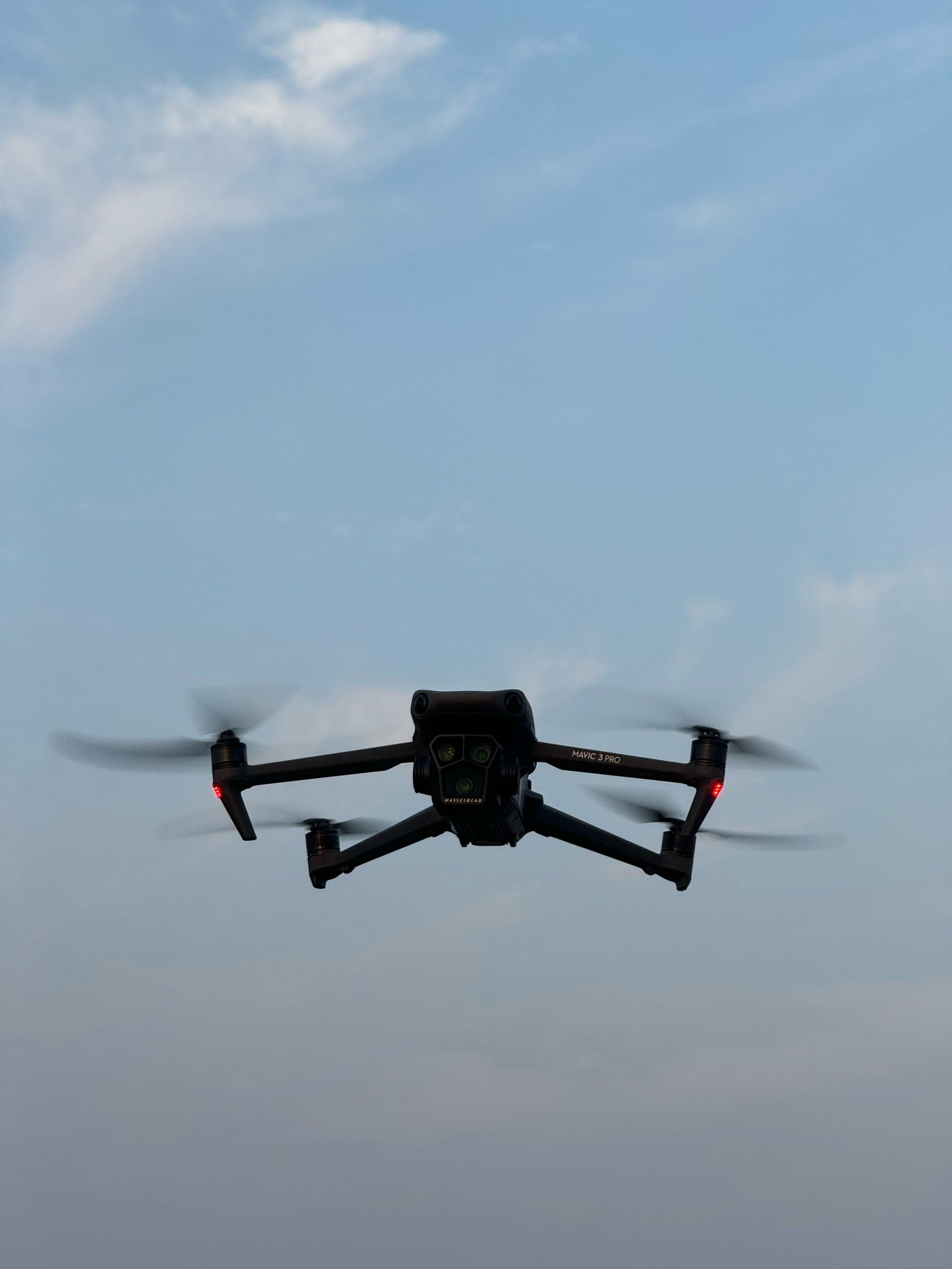 大疆發(fā)布Mavic3無人拍攝機:提升避障能力走上專業(yè)級