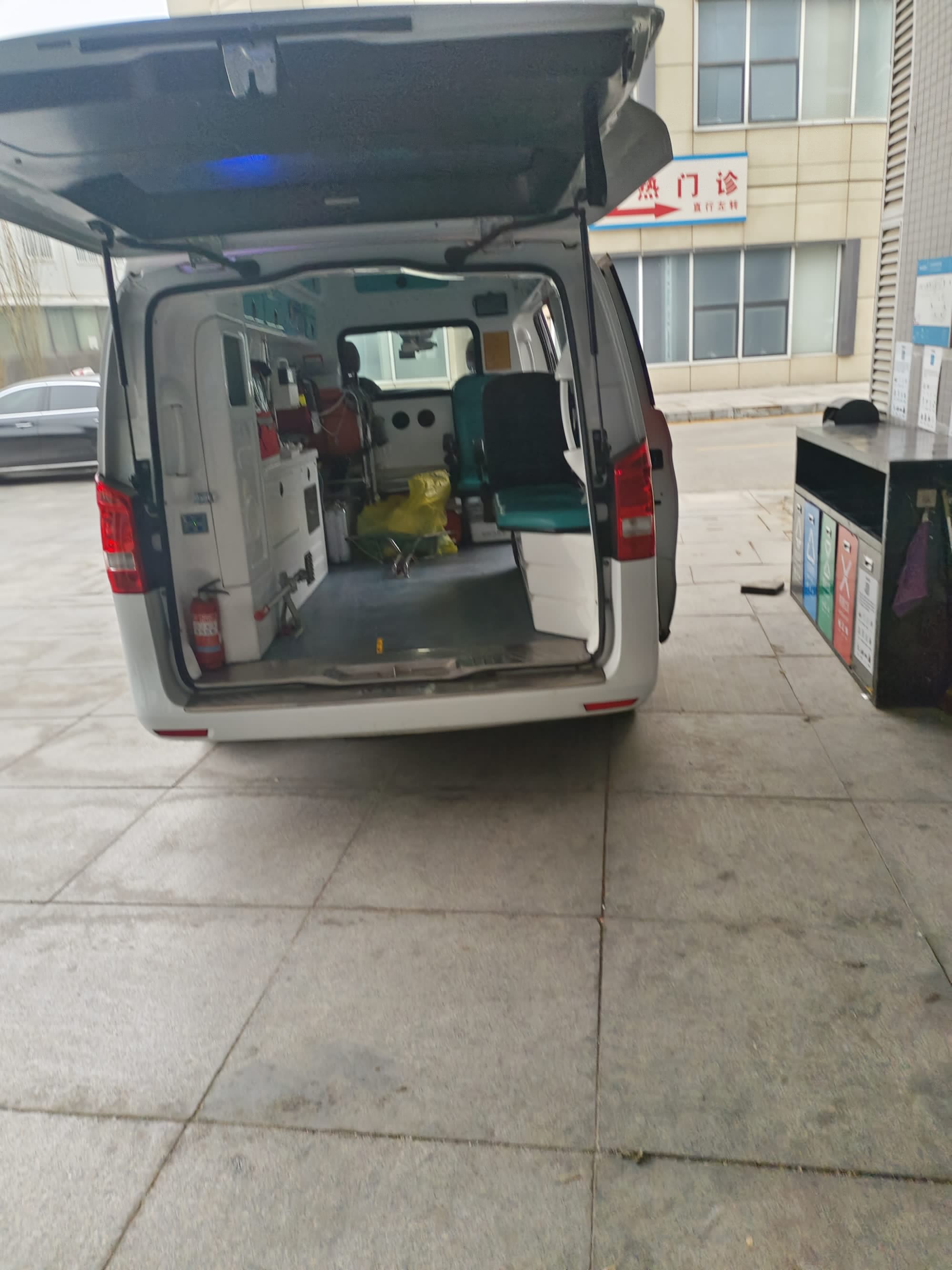 看下溫州本地私人救護(hù)車(chē)救護(hù)車(chē)接送病人跨省轉(zhuǎn)院視頻
